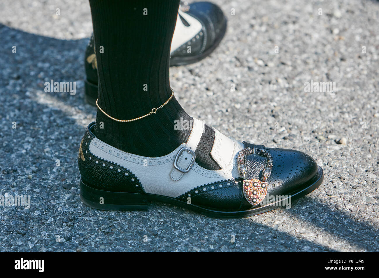 Milano - 17 giugno: l uomo con il nero e il bianco pelle Gucci scarpe e golden anklet prima di Prada fashion show, la Settimana della Moda Milanese street style il 17 giugno Foto Stock