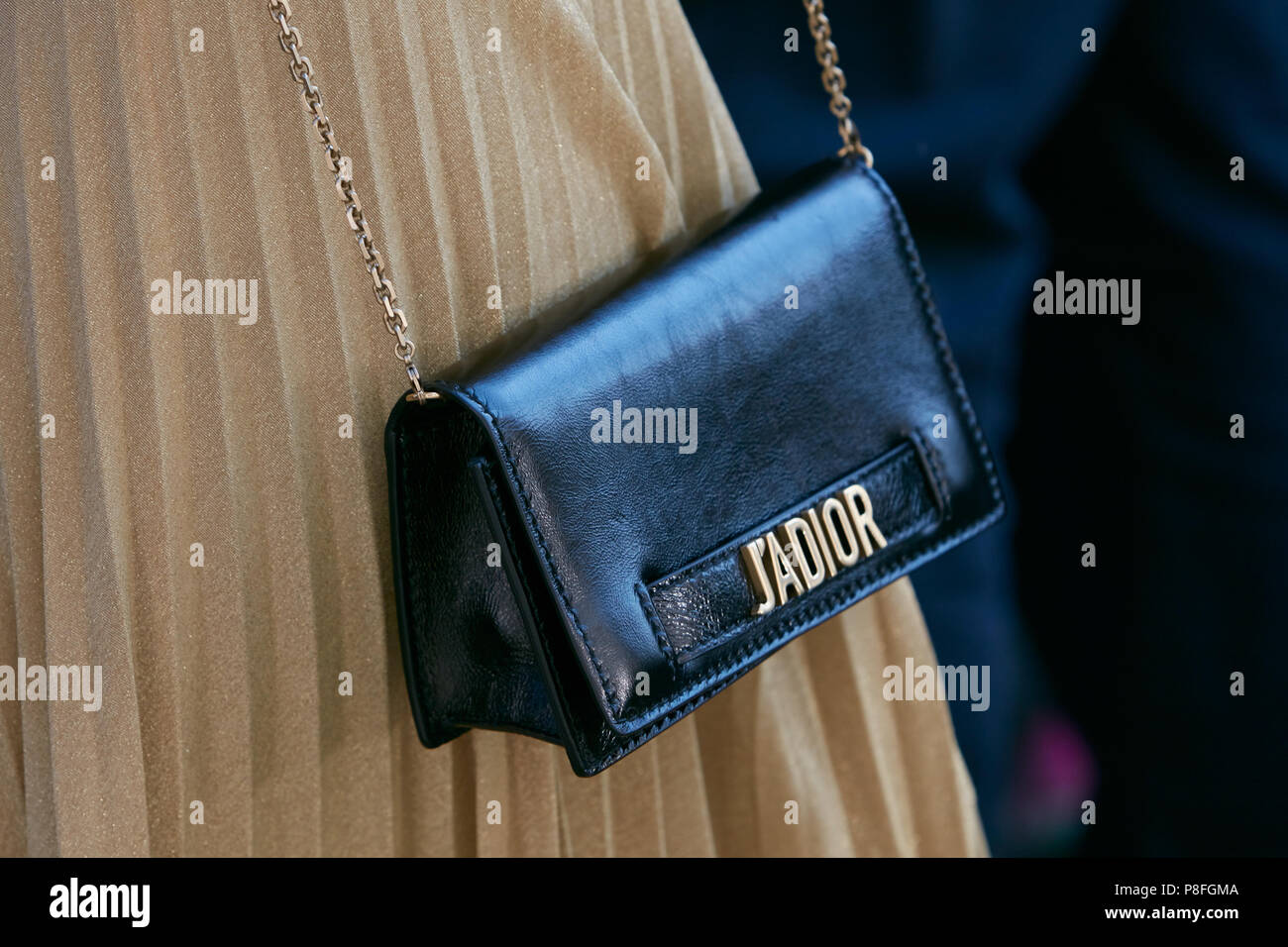 Milano - 17 giugno: donna in pelle nera - Dior borsa beige e gonna  plissettata prima di Prada fashion show, la Settimana della Moda Milanese  street style su Giugno 17, 2018 Foto stock - Alamy
