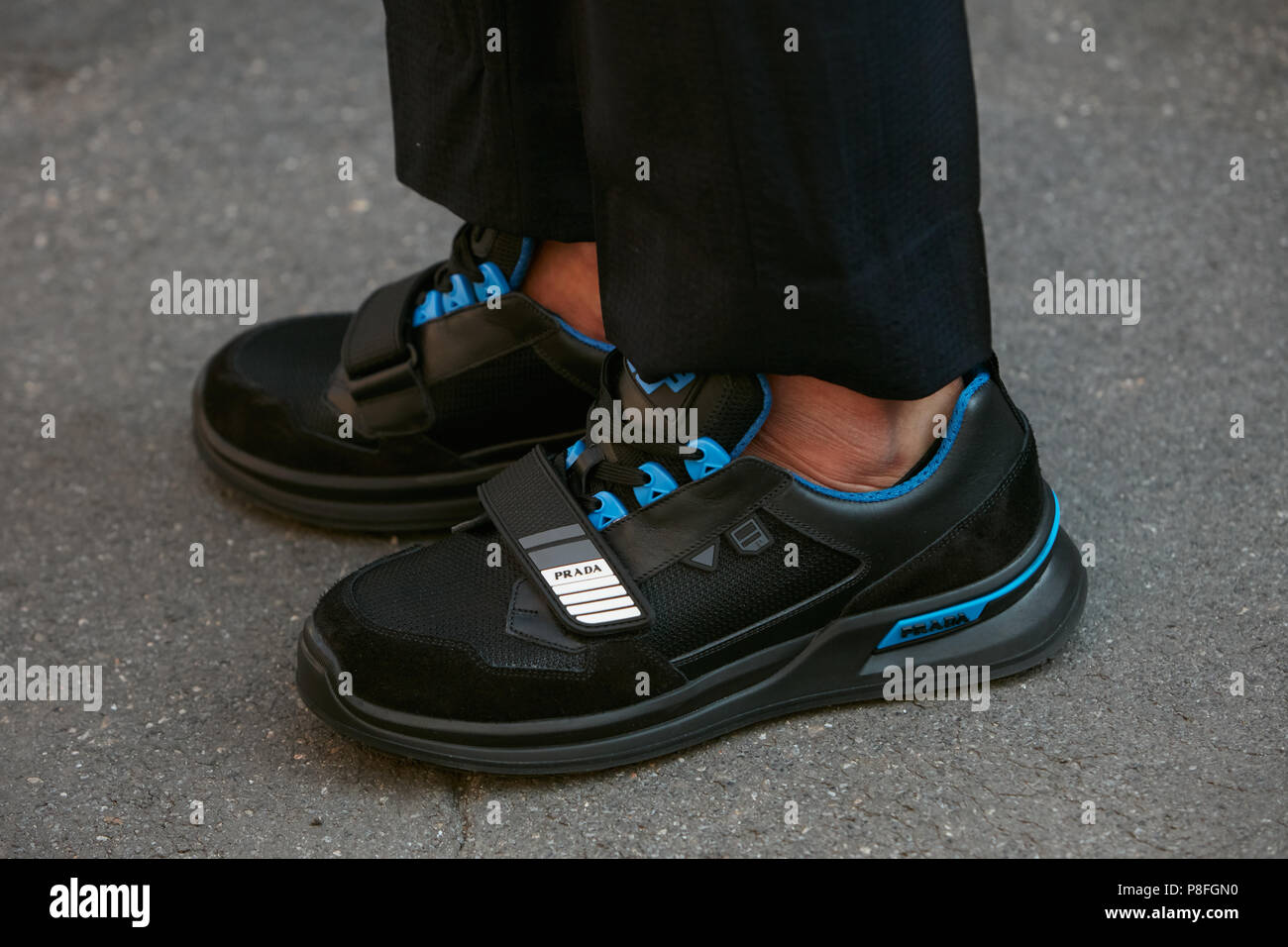 Milano - 17 giugno: Uomo con nero e blu Prada scarpe prima Prada fashion  show, la Settimana della Moda Milanese street style il 17 giugno 2018 a  Milano Foto stock - Alamy