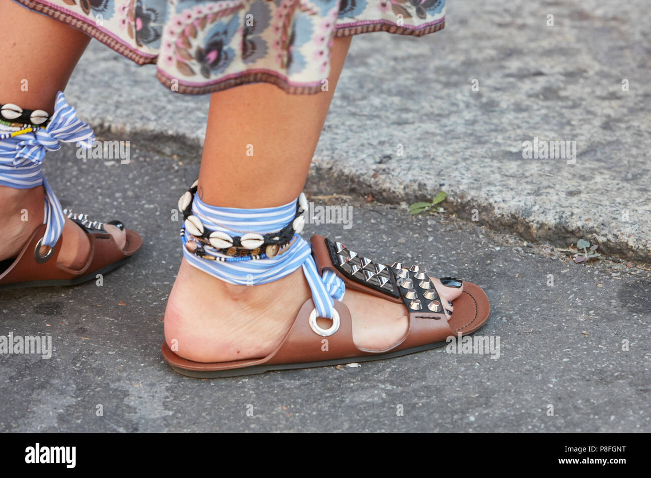 Milano - 17 giugno: Donna marrone con sandali di cuoio con borchie argento  e blu e bianco prima di passalacci Prada fashion show, la Settimana della  Moda Milanese street s Foto stock - Alamy