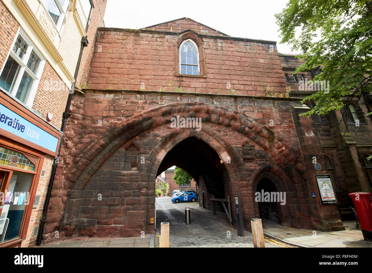 Il gateway abbazia gatehouse esterno lato west Chester cheshire england regno unito Foto Stock