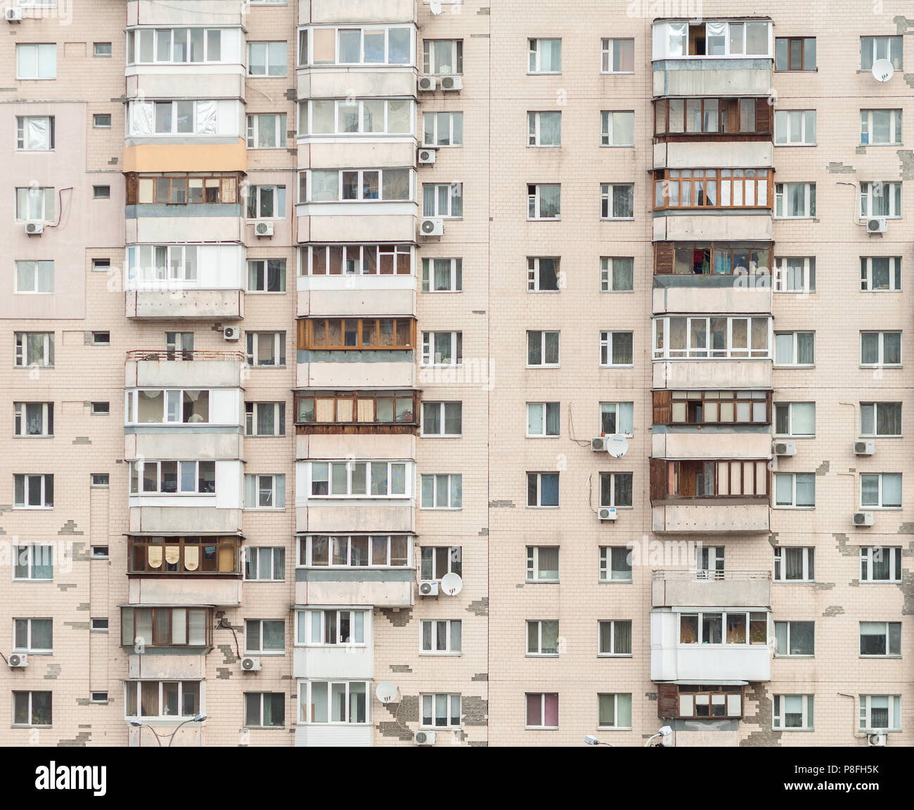 Il balcone di ogni camera di una moderna casa prefabbricata. A Kiev, Ucraina Foto Stock