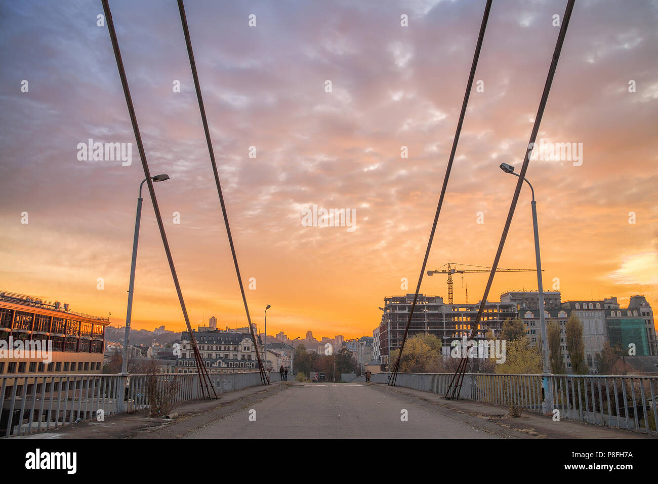 Tramonto sul cavo abbandonate-alloggiato bridge a Kiev Foto Stock