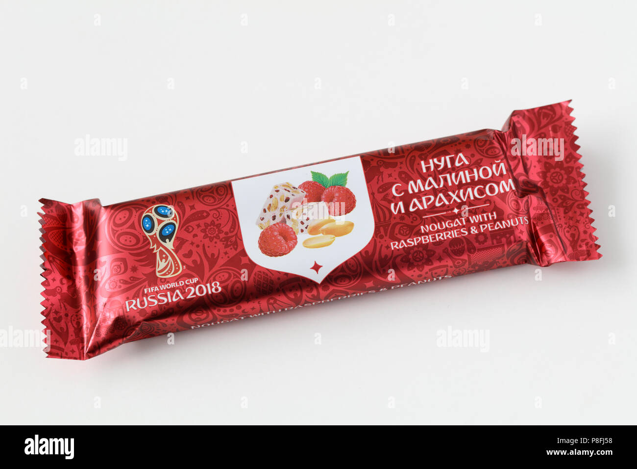 Torrone con lamponi e arachidi con logo della Coppa del mondo FIFA Russia 2018. Foto Stock