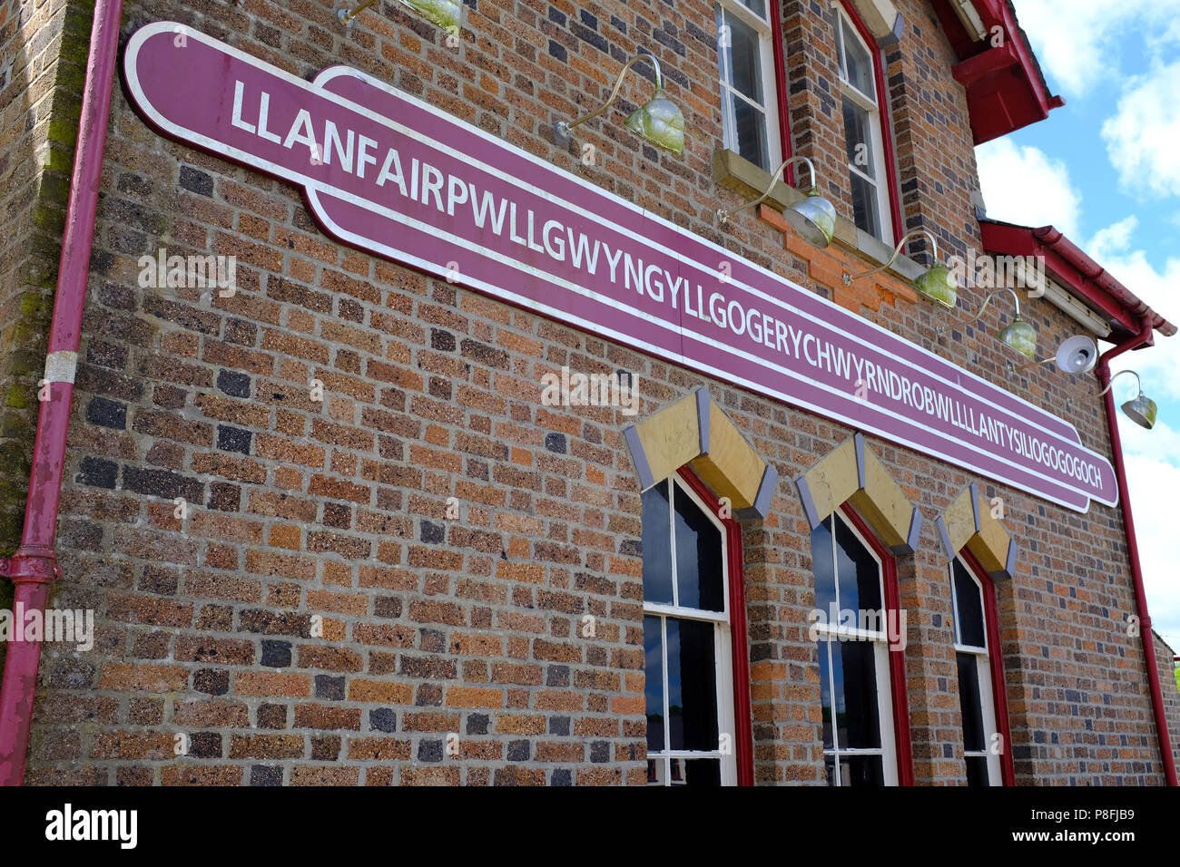 Stazione ferroviaria a Llanfairpwllgwyngyllgogerychwyrndrobwllllantysiliogogogoch anglesey nel Galles Foto Stock