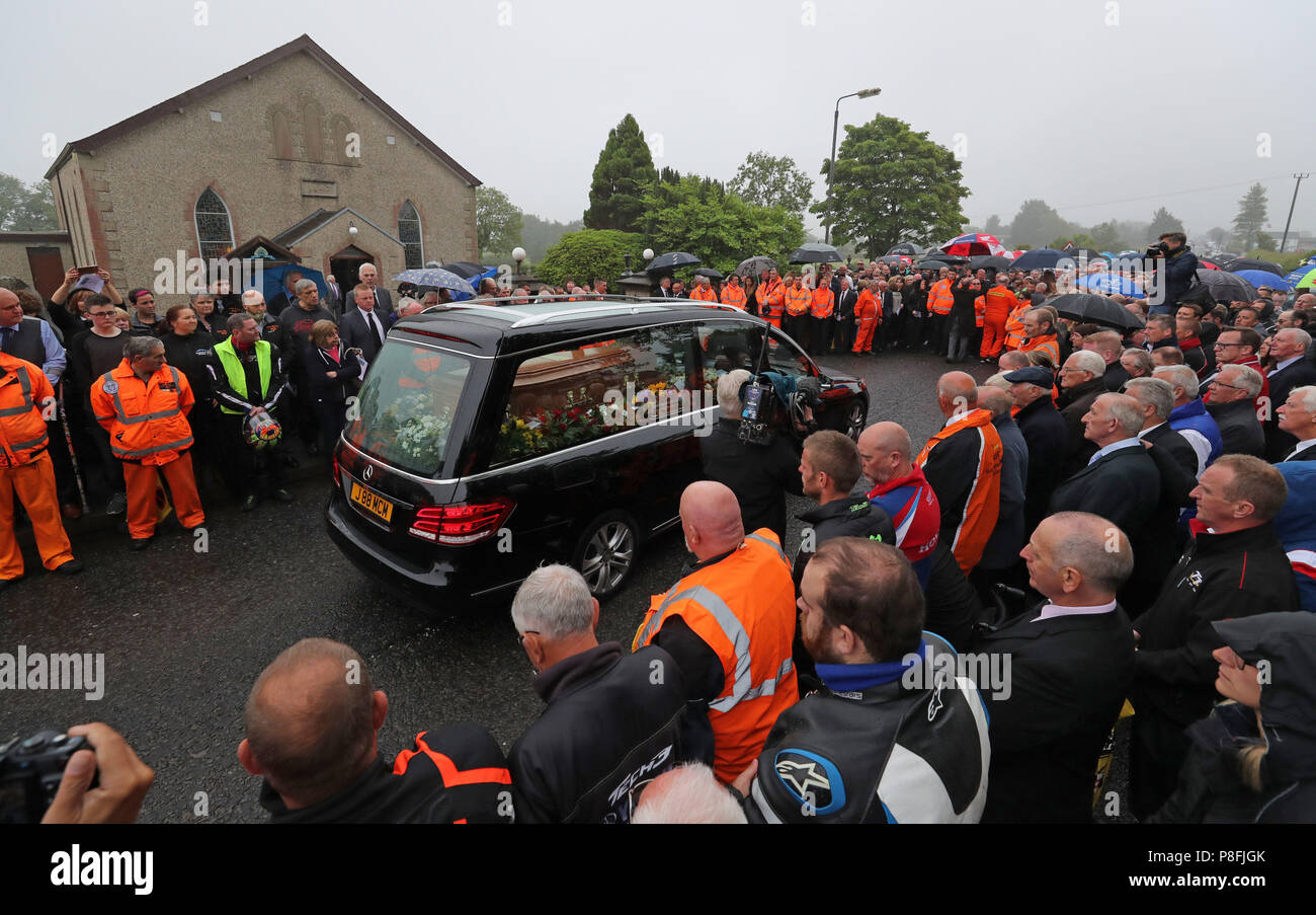 Il funerale di Road Racing campione William Dunlop avviene a Garryduff Chiesa Presbiteriana, Ballymoney dopo che egli morì in un incidente durante la pratica di Skerries 100 nella contea di Dublino. Foto Stock