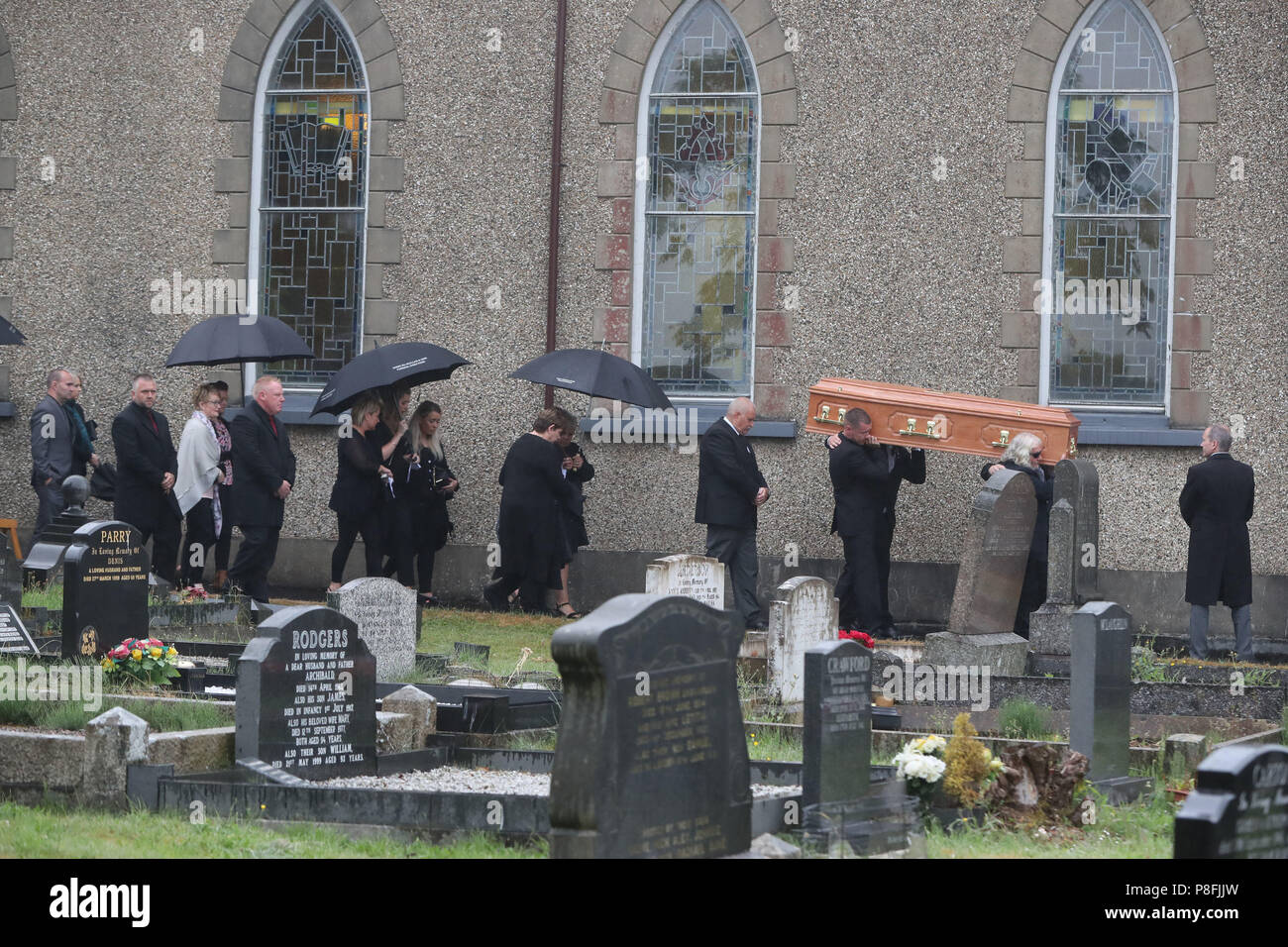 Il funerale di Road Racing campione William Dunlop avviene a Garryduff Chiesa Presbiteriana, Ballymoney dopo che egli morì in un incidente durante la pratica di Skerries 100 nella contea di Dublino. Foto Stock