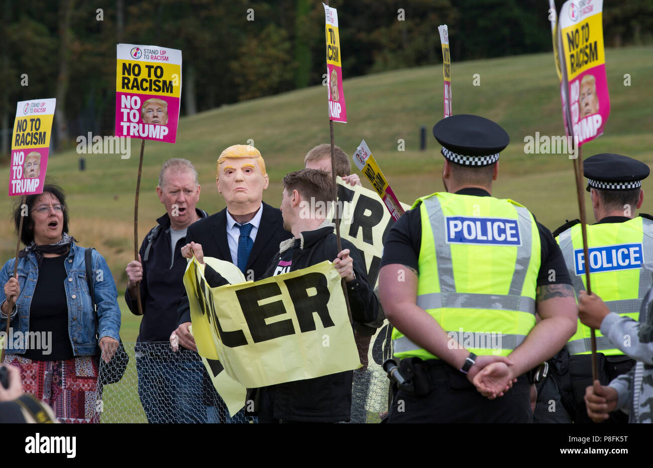 Gli attivisti da Stand fino al razzismo Scozia (SUTR) stadio una protesta al Trump Turnberry Resort in South Ayrshire, davanti a noi il presidente dell'arrivo nel Regno Unito. Foto Stock