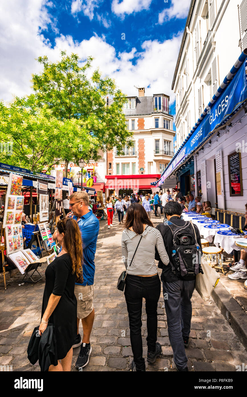 La folla di turisti e locali di commercianti d'arte occupano Place du Tertre a Montmartre, Paris, Francia Foto Stock