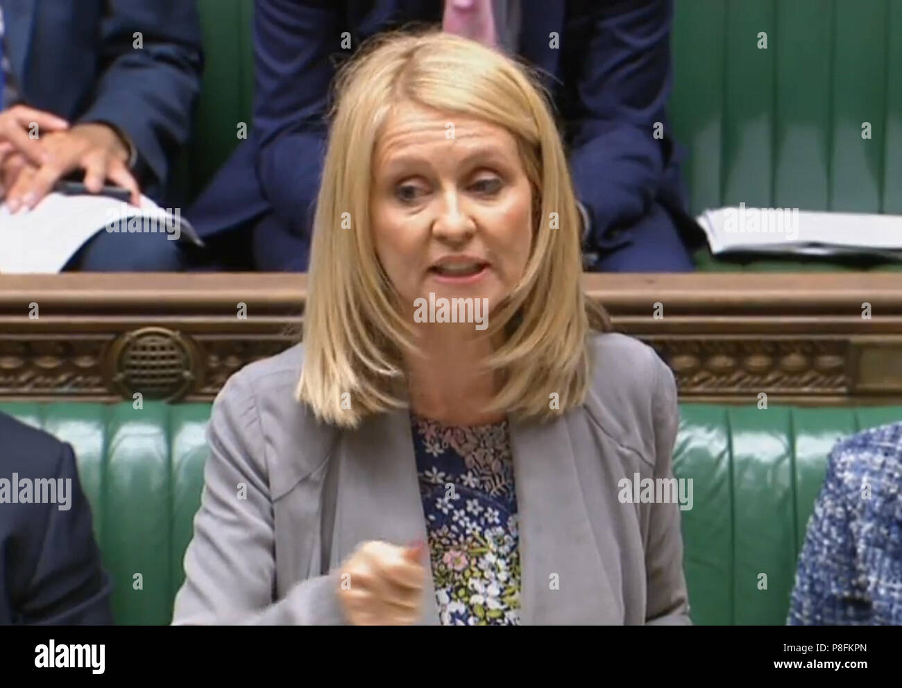 Esther McVey, Segretario per il lavoro e le pensioni, ha parlato durante un dibattito del giorno dell'opposizione sulla sua gestione del credito universale alla Camera dei Comuni di Londra, dove ha dovuto affrontare grida di 'zelo?, in cui le chiede di perdere quattro settimane di retribuzione ministeriale dopo che ha fuorviato i parlamentari sulle riforme previdenziali del governo. Foto Stock