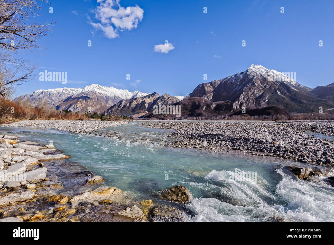 Paesaggio di montagna,con pietre di fiume e cascata contro il cielo blu. Foto Stock