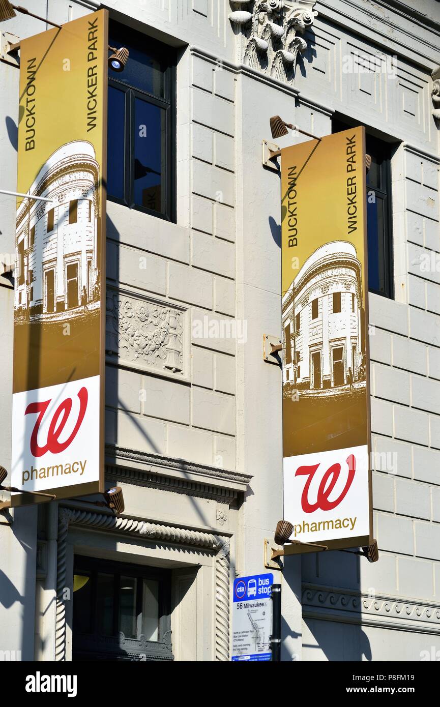 Chicago, Illinois, Stati Uniti d'America. Un locale durg store posts banner per identificare con la zona dei quartieri serve a nord-ovest di Chicago Loop del. Foto Stock