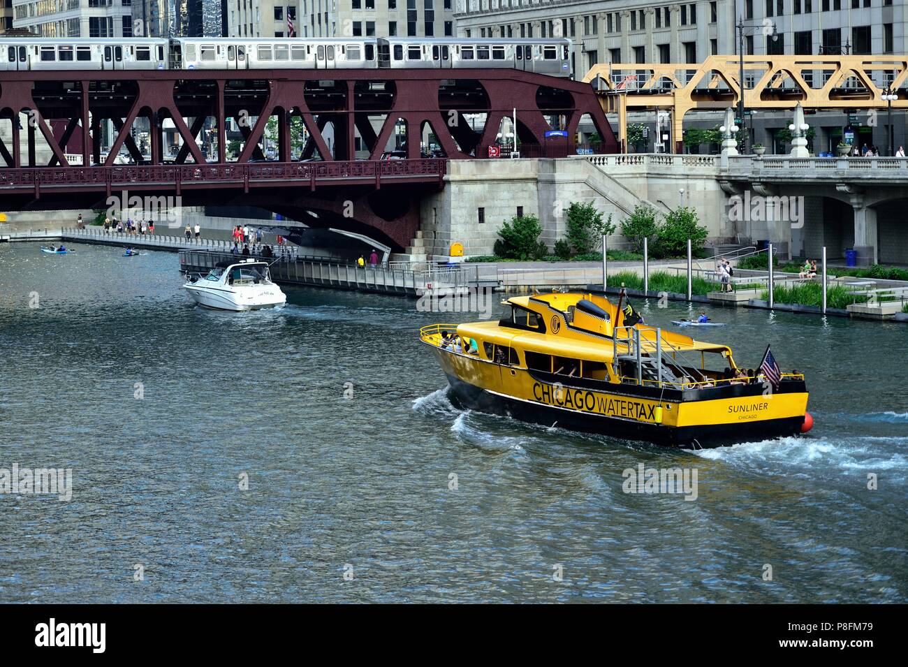 Chicago, Illinios, STATI UNITI D'AMERICA. Il taxi acqueo che uniscono altre imbarcazioni nella creazione di un notevole volume di traffico sul Fiume di Chicago. Foto Stock