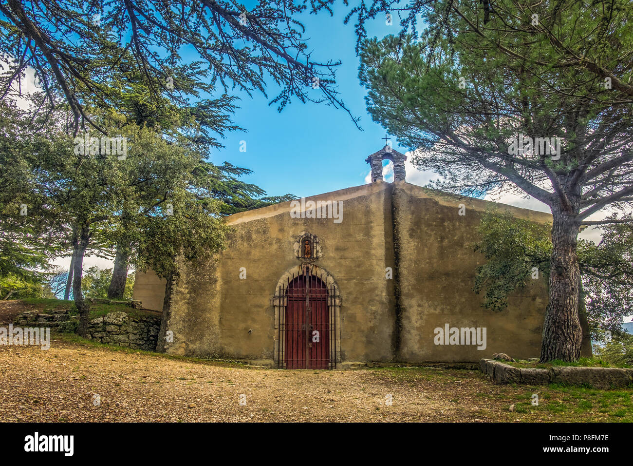 Provenza, Francia, marzo 2018, cappella presso l'eremo St-Jean Du Puy sul monte Regagnas Foto Stock