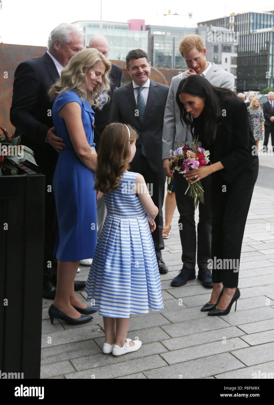 Il Duca e la Duchessa di Sussex ricevere fiori da sette anni di Maria Dempsey da Laois al di fuori dell'emigrazione irlandese Museo nella casa doganale Quays (CHQ) nel secondo giorno della sua visita a Dublino, Irlanda. Foto Stock