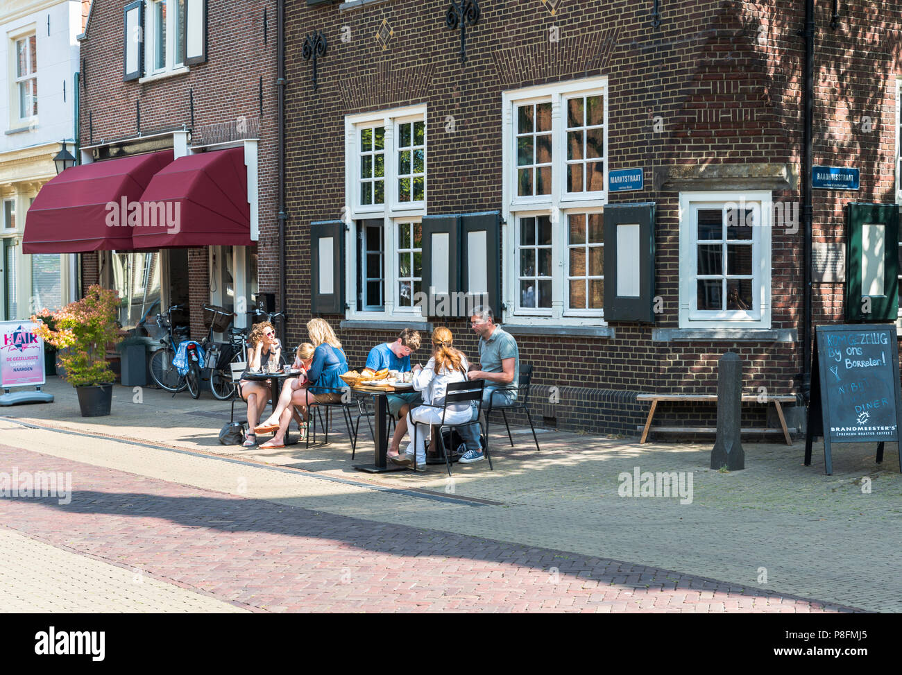 Naarden,Olanda,07-07-2018:persone seduti sulla terrazza con cibo e bevande in Naarden ,questo villaggio è famoso di esso ols bastion e architettura Foto Stock
