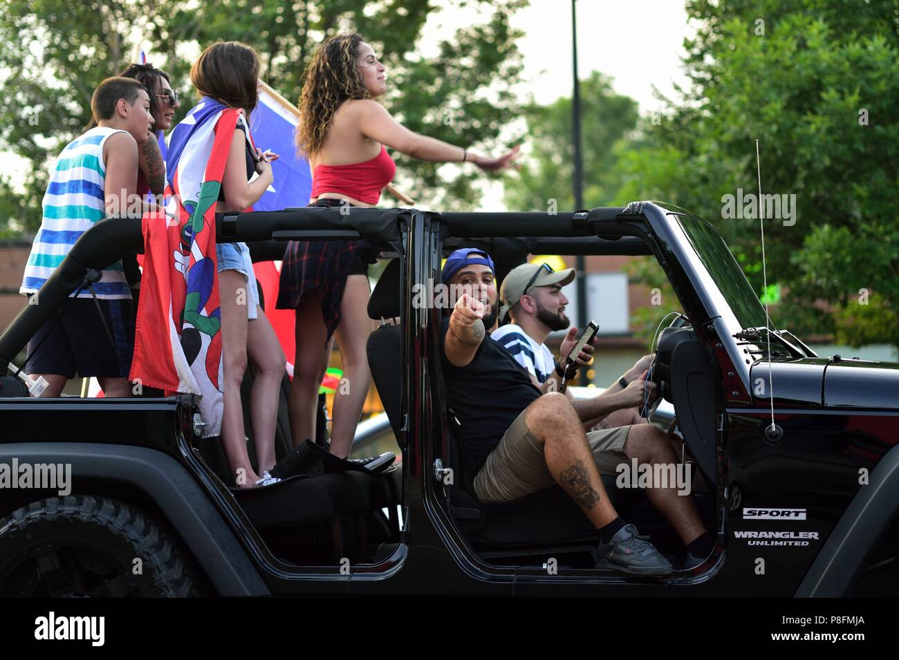 Chicago, Illinois, Stati Uniti d'America. Il Puerto Rican People's Parade è tenuto in città nel mese di giugno e la festa continua anche la sera e la notte. Foto Stock
