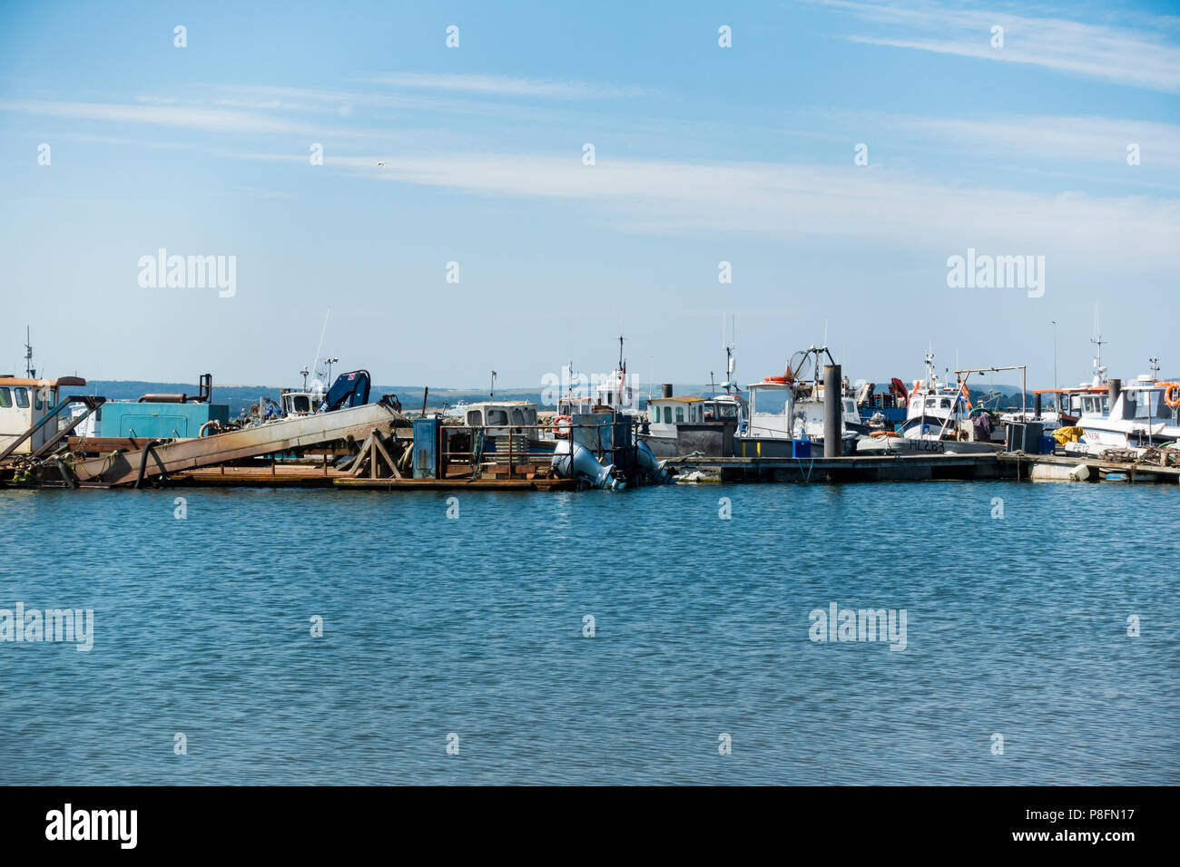 Barche da pesca ormeggiate nel porto di Poole in una calda giornata d'estate, Dorset, Regno Unito Foto Stock