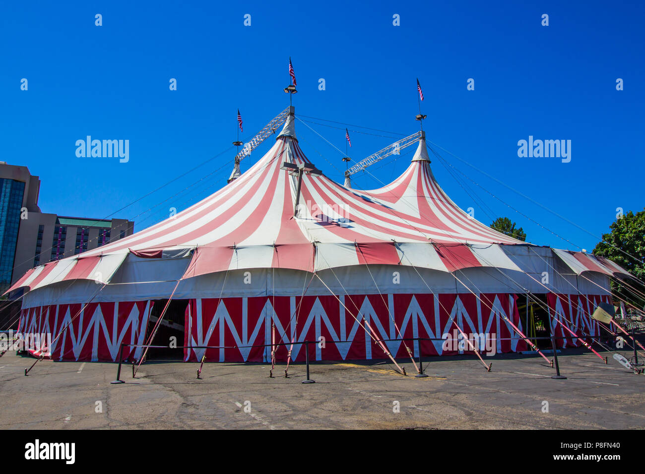 Rosso e bianco striato Circus Big Top tenda Foto Stock