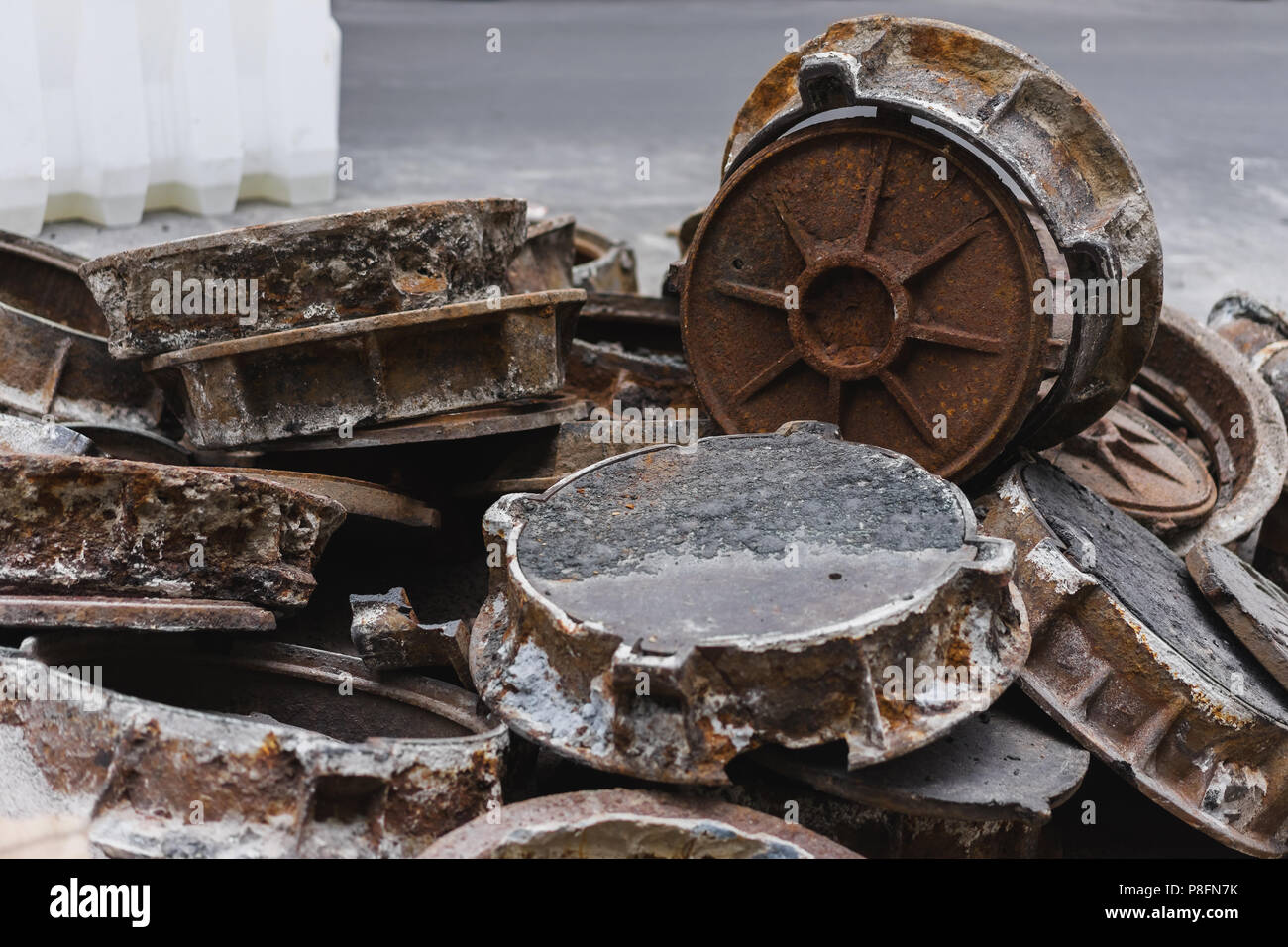 Vecchio arrugginito sostituzione tombino, sistema fognario riparare, fognatura Foto Stock