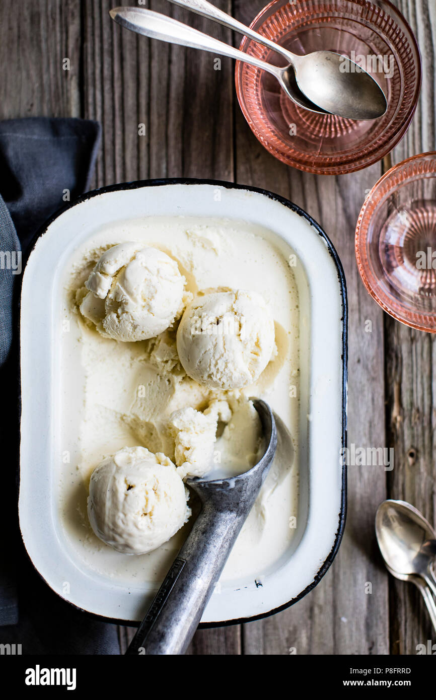 & Miele di timo Limone Ricotta Gelato alla crema con vaniglia Foto Stock