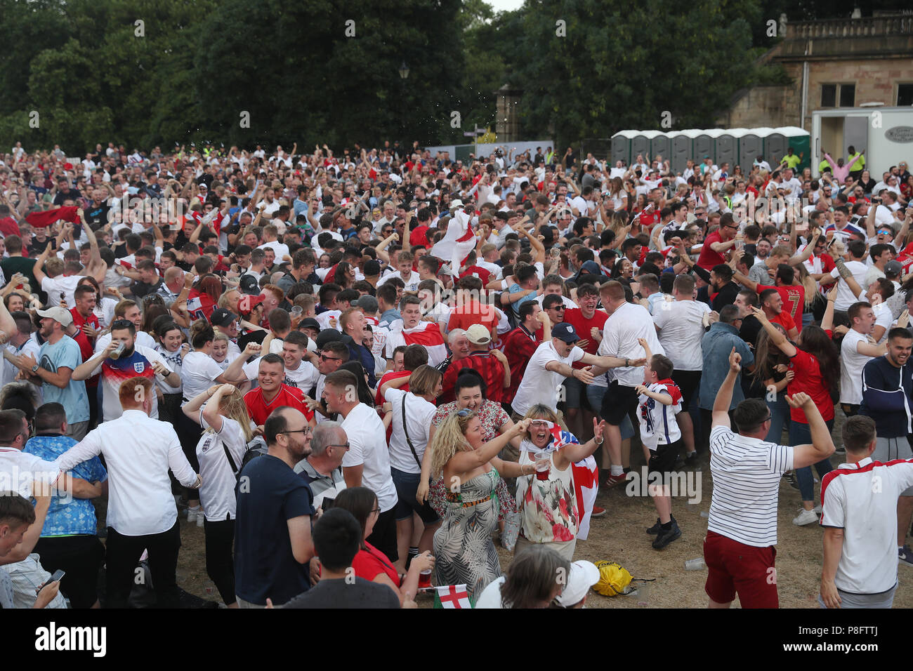 Tifosi inglesi celebrare Kieran Trippier's obiettivo come si guarda il FIFA World Cup semi final match tra Croazia e Inghilterra a Nottingham Castle. Foto Stock