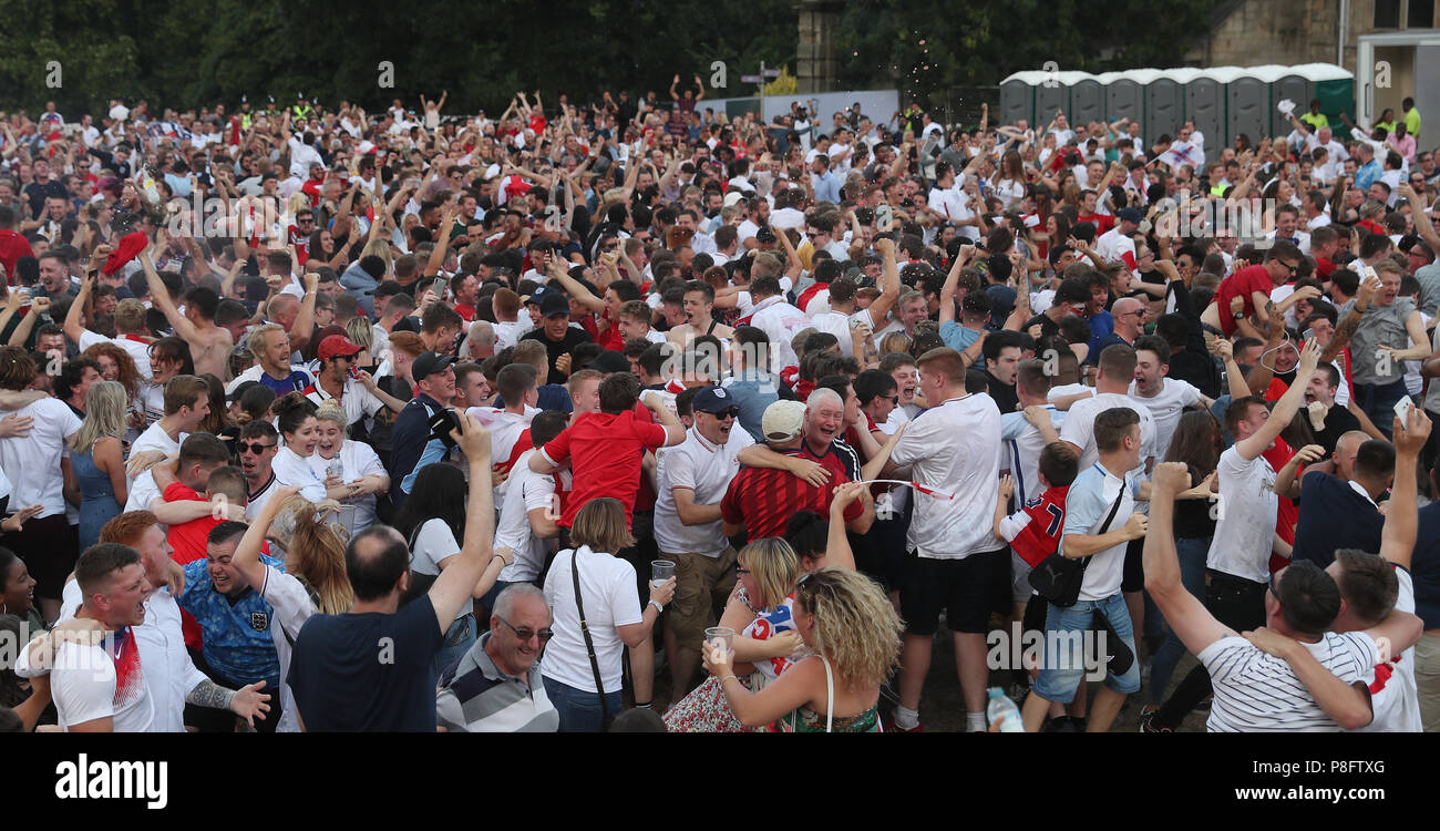Tifosi inglesi celebrare Kieran Trippier's obiettivo come si guarda il FIFA World Cup semi final match tra Croazia e Inghilterra a Nottingham Castle. Foto Stock