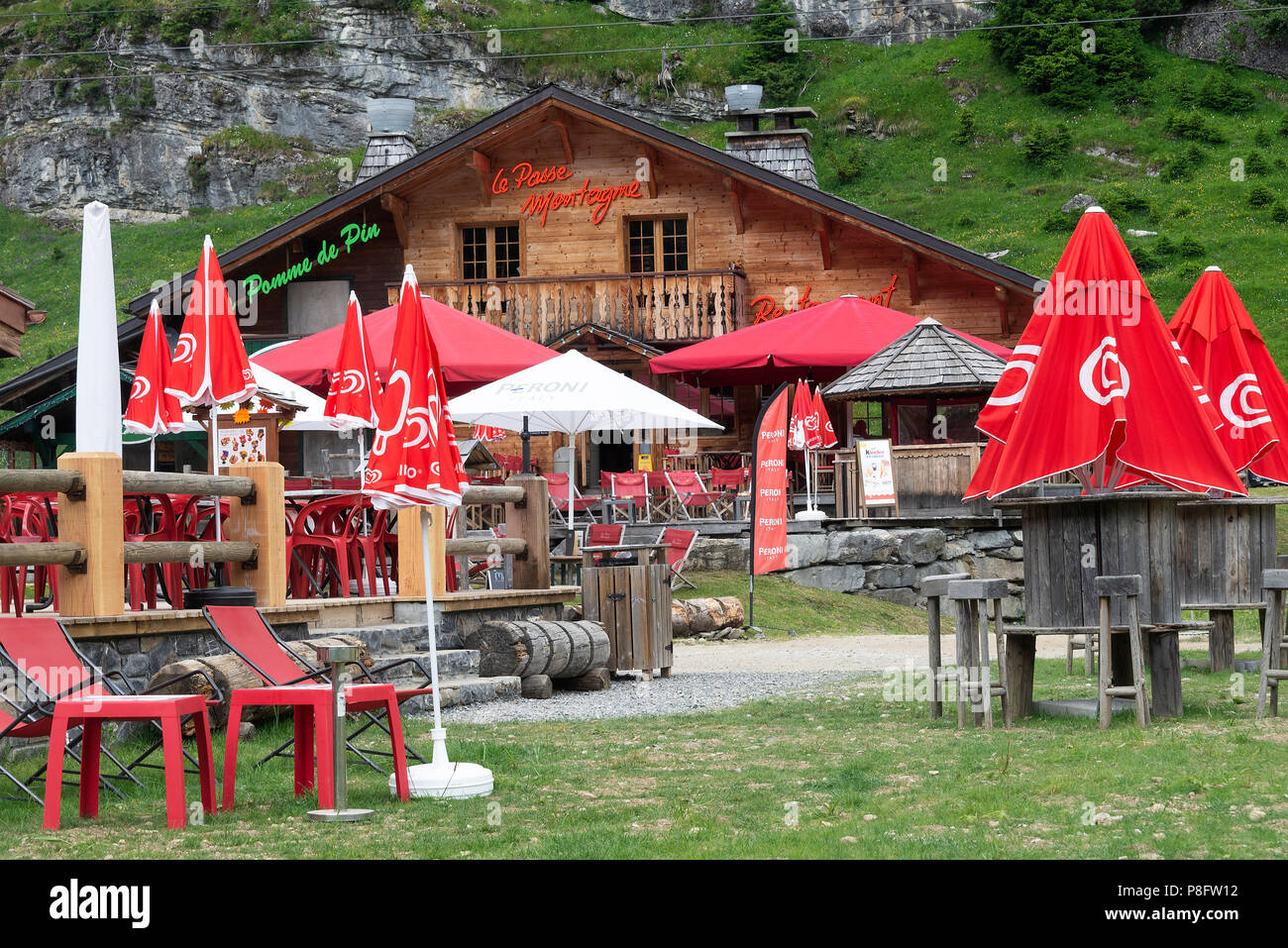 Il ristorante le Passe Montagne in stile chalet, nella splendida cornice delle Alpi francesi Les Lindarets Haute-Savoie Portes du Soleil France Foto Stock