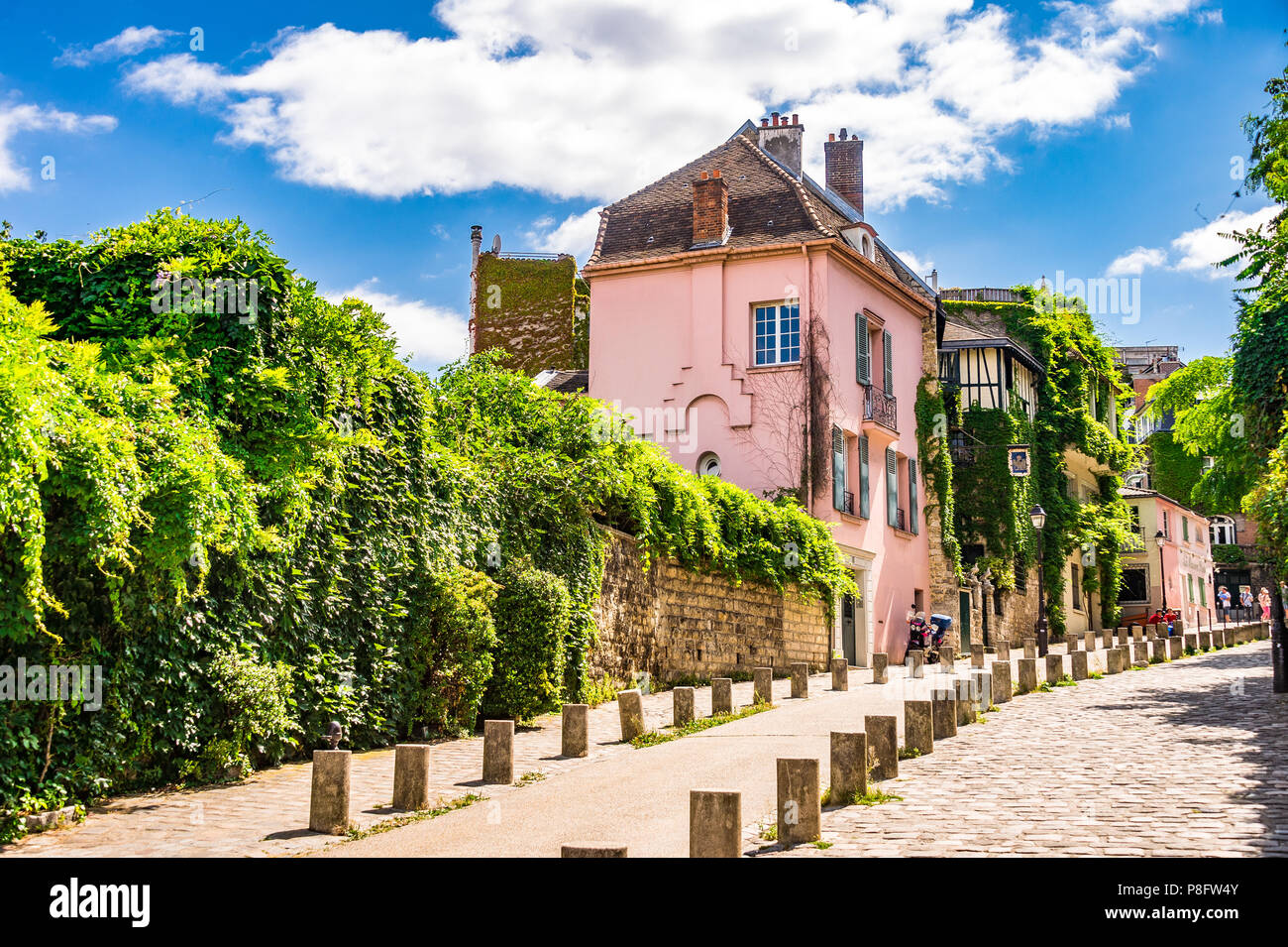 La famosa Rue de l'Abreuvoir e La Rose Maison a Montmartre, Paris, Francia Foto Stock