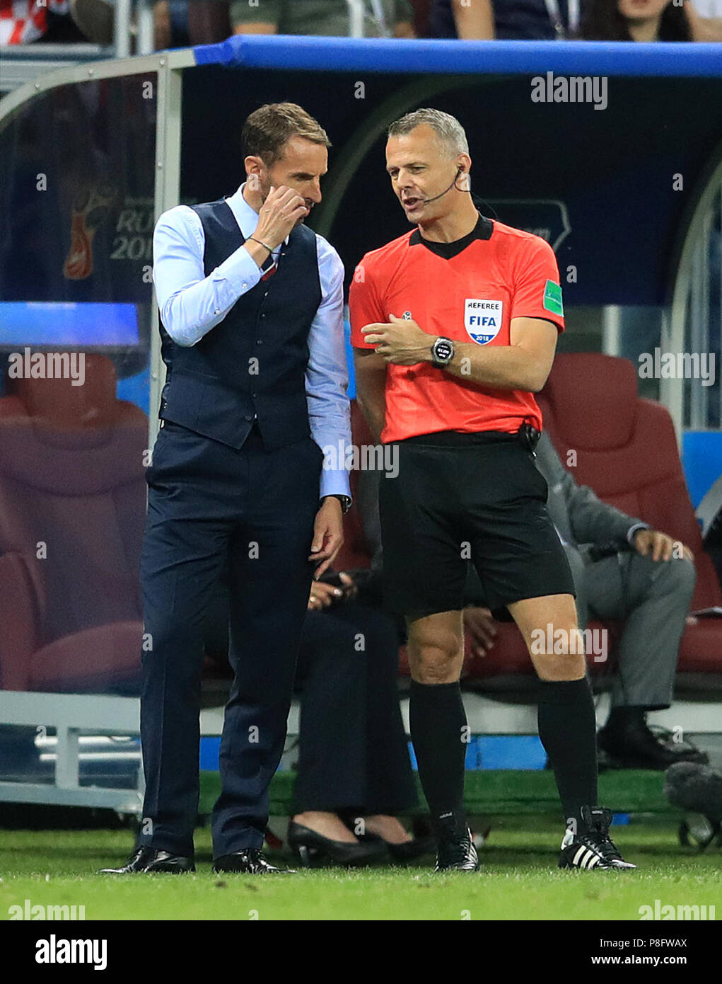 Inghilterra manager Gareth Southgate (sinistra) parla con il quarto ufficiale di Bjorn Kuipers sul perimetro durante la Coppa del Mondo FIFA, Semi finale corrisponde al Luzhniki Stadium di Mosca. Foto Stock