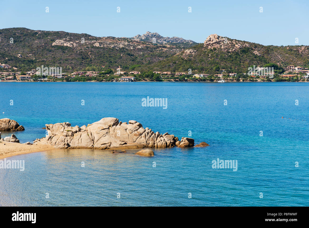 Una vista sulla Cala Ginepro beach, con le sue peculiari formazioni rocciose, nella famosa Costa Smeralda, Sardegna, Italia Foto Stock