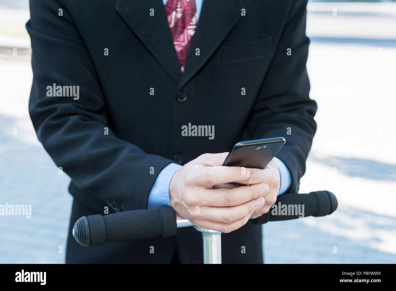 Imprenditore con telefono sul volante Foto Stock