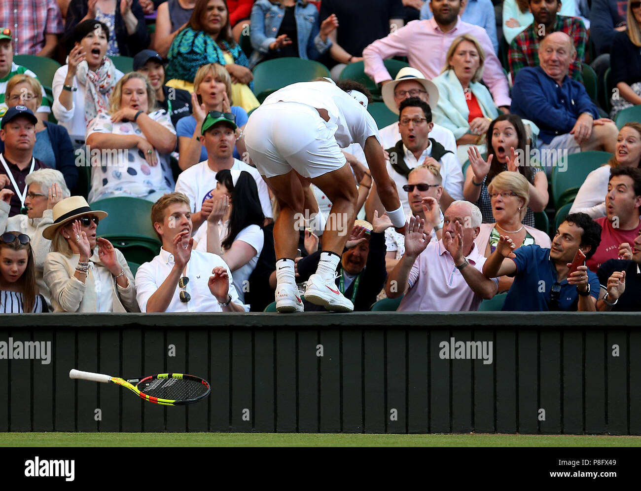 Rafael Nadal finisce in mezzo alla folla dopo la riproduzione di un colpo al giorno nove dei campionati di Wimbledon al All England Lawn Tennis e Croquet Club, Wimbledon. Stampa foto di associazione. Picture Data: mercoledì 11 luglio, 2018. Vedere PA storia il tennis a Wimbledon. Foto di credito dovrebbe leggere: Nigel francese/filo PA. Restrizioni: solo uso editoriale. Nessun uso commerciale senza il previo consenso scritto della AELTC. Immagine ancora utilizzare solo - Assenza di immagini in movimento per emulare broadcast. Nessuna sovrapposizione o rimozione di sponsor/annuncio loghi. Chiamate il numero +44 (0)1158 447447 per ulteriori informazioni. Foto Stock