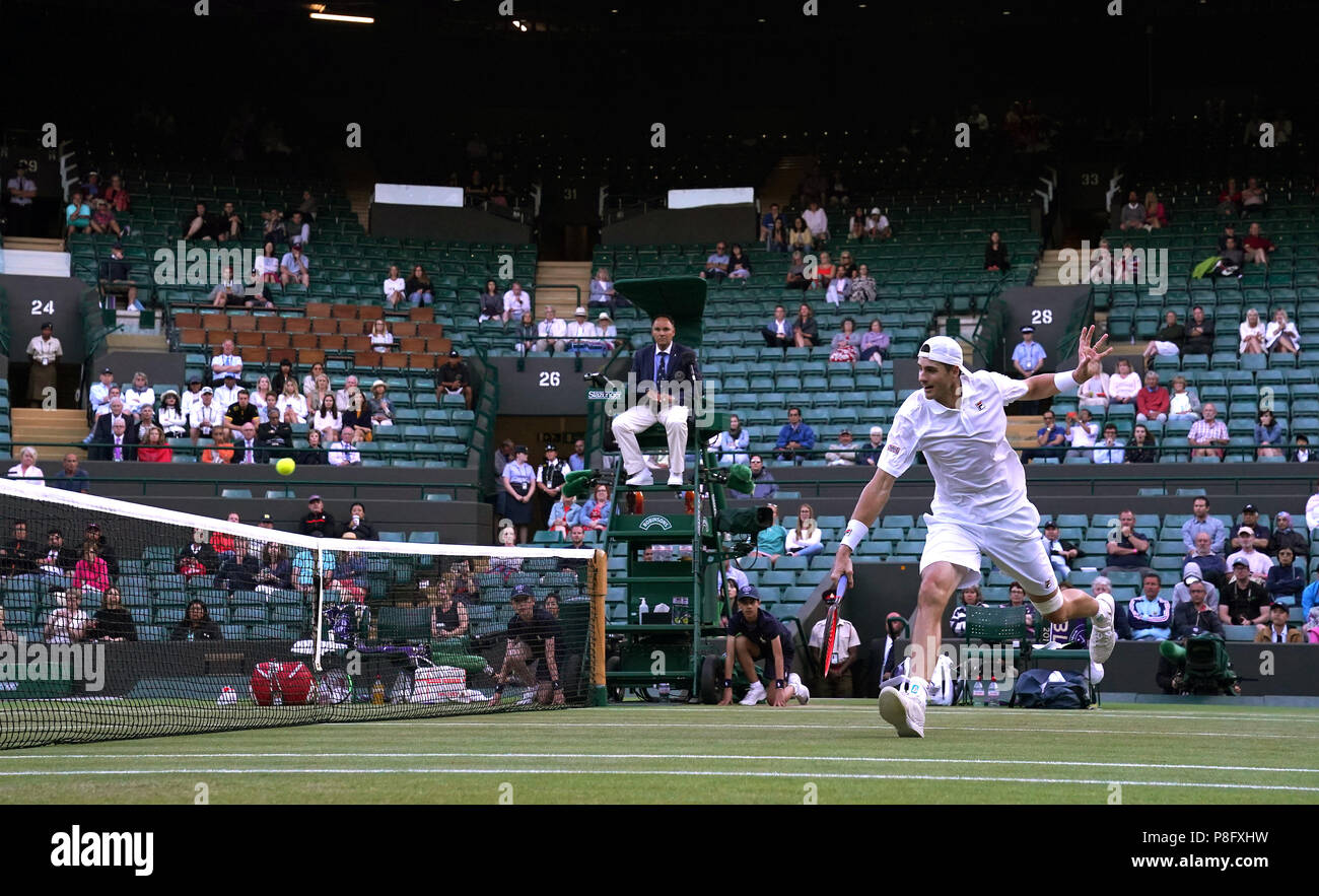 Posti vuoti sulla corte uno a 8:07pm come John Isner gioca durante il suo primo quarto di partita finale del giorno nove dei campionati di Wimbledon al All England Lawn Tennis e Croquet Club, Wimbledon. Foto Stock