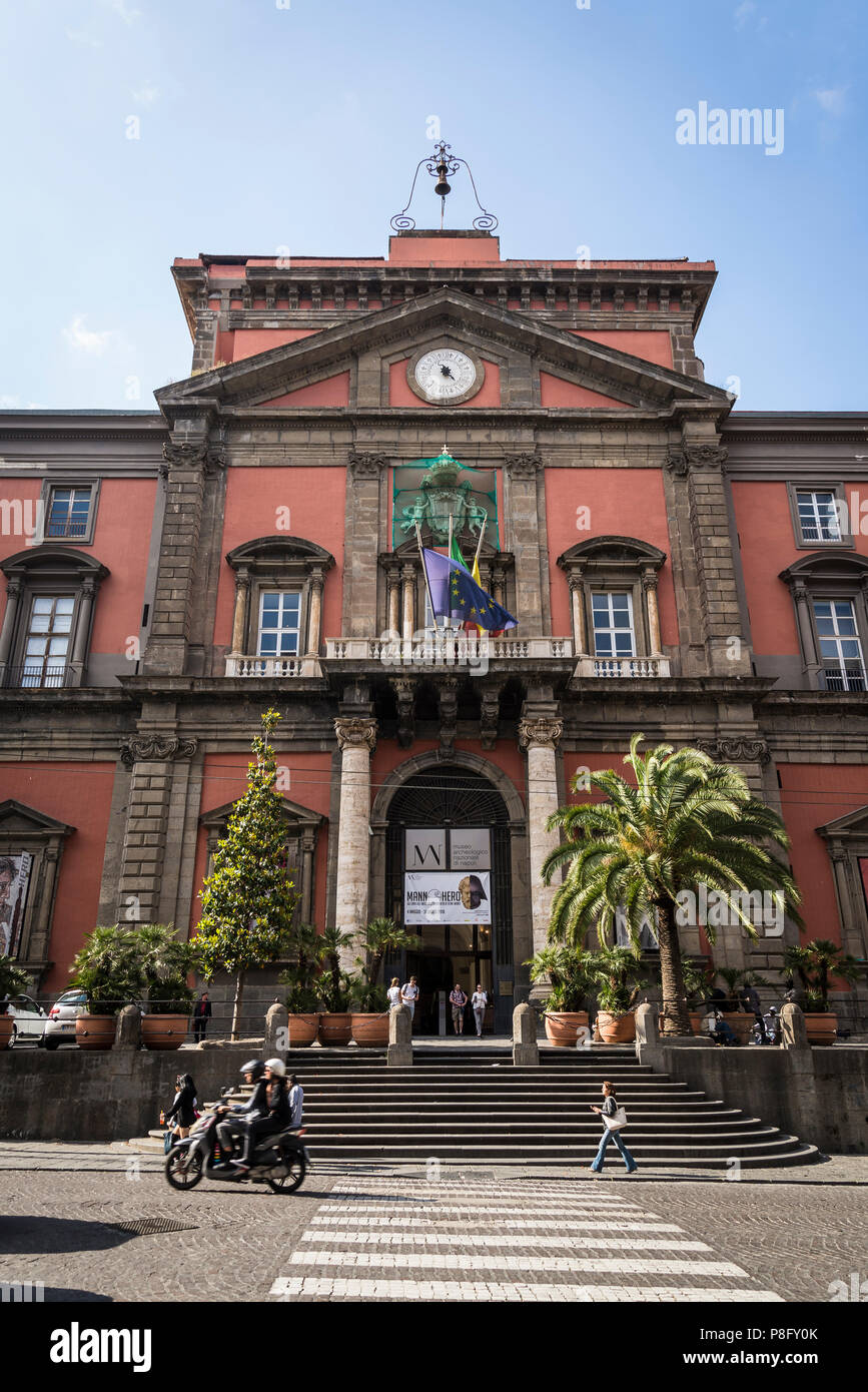 Museo Archeologico Nazionale, entrata principale, Napoli, Italia Foto Stock