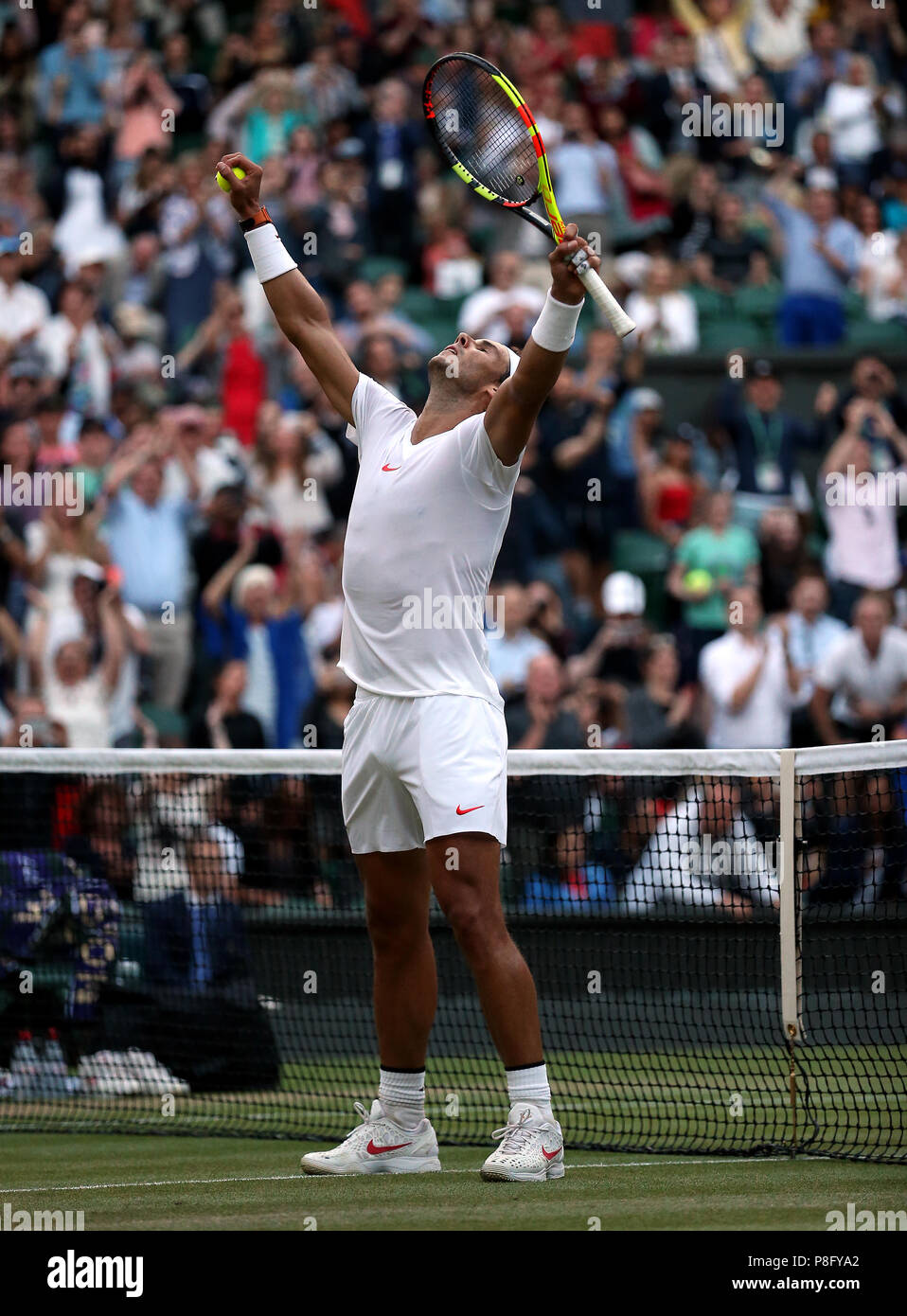 Rafael Nadal celebra la sua vittoria contro Juan Martin Del Potro il giorno nove dei campionati di Wimbledon al All England Lawn Tennis e Croquet Club, Wimbledon. Foto Stock