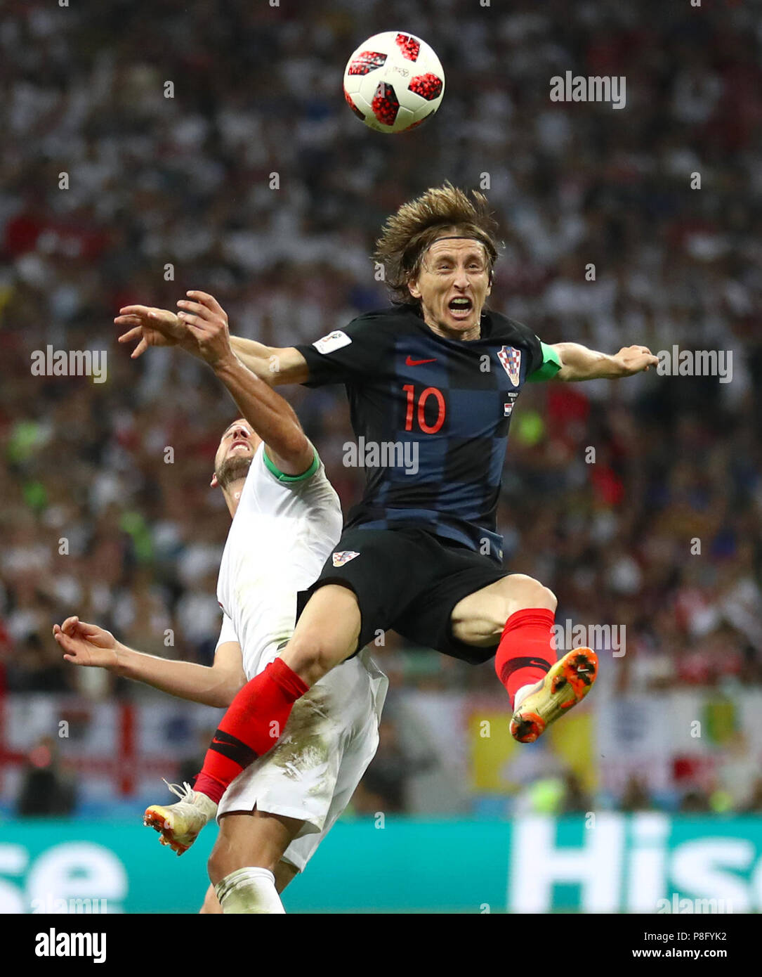 Harry Kane (a sinistra) in Inghilterra e Luka Modric in Croazia combattono per la palla durante la Coppa del mondo FIFA, la semi finale allo stadio Luzhniki di Mosca. PREMERE ASSOCIAZIONE foto. Data immagine: Mercoledì 11 luglio 2018. Vedere PA storia WORLDCUP Croazia. Il credito fotografico dovrebbe essere: Tim Goode/PA Wire. Foto Stock