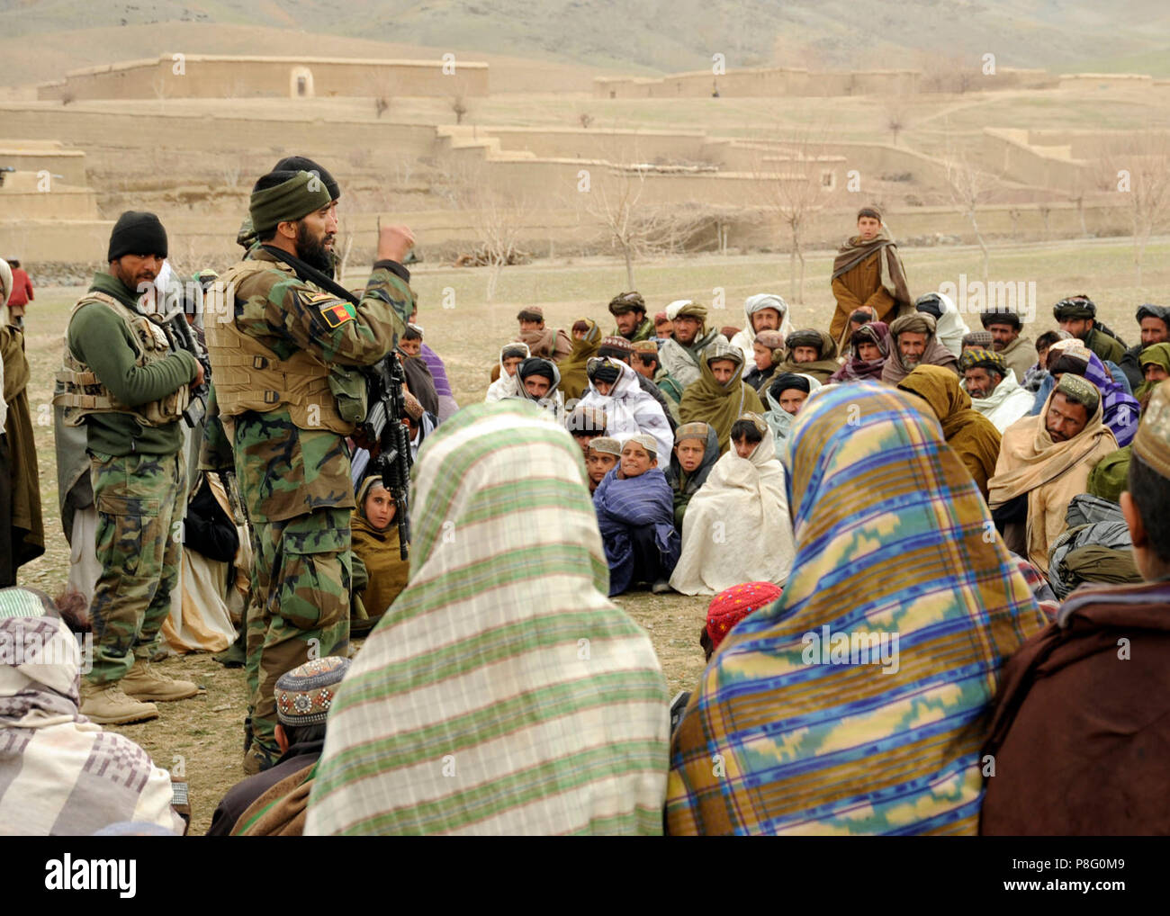 8 Commando operazione Kandak -2. Soldati dal 8 Commando Kandak parlare con gli abitanti di un villaggio nel villaggio Sayagaz, distretto di Arghandab, Afghanistan, Marzo 11. Il 8° Commando Kandak ha collaborato con la coalizione di forze per le operazioni speciali per discutere di questioni di sicurezza e la possibilità di espansione di afgane la polizia locale per la regione. Foto Stock