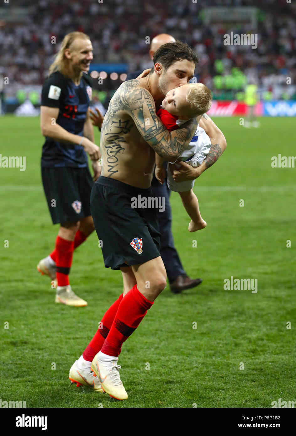 La Croazia ha Sime Vrsaljko festeggia con la sua famiglia dopo il suo lato vincere la Coppa del Mondo FIFA, Semi finale corrisponde al Luzhniki Stadium di Mosca. Foto Stock
