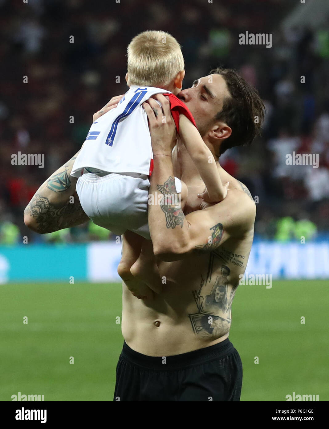 La Croazia ha Sime Vrsaljko festeggia con la sua famiglia dopo il suo lato vincere la Coppa del Mondo FIFA, Semi finale corrisponde al Luzhniki Stadium di Mosca. Foto Stock