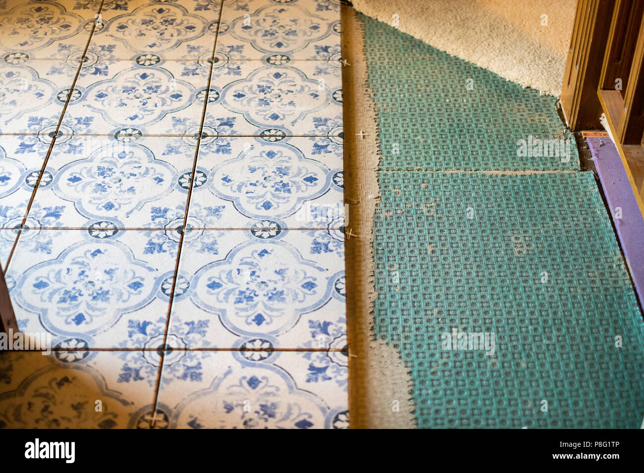 Sbiadito decorativo e rustico elegante blu e bianco delle piastrelle modellato essendo prevista all'entrata di una casa durante il rimodellamento. Stati Uniti d'America. Foto Stock