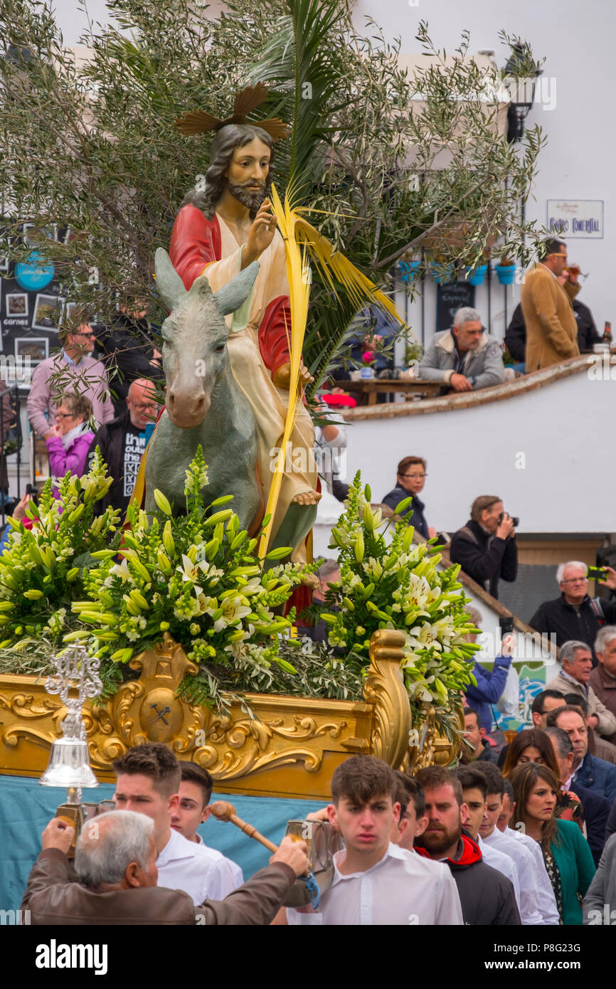 La Settimana Santa. Domenica delle Palme processione, durante la settimana di Pasqua. Villaggio bianco di Mijas, provincia di Malaga, Costa del Sol, Andalusia, Spagna Europa Foto Stock