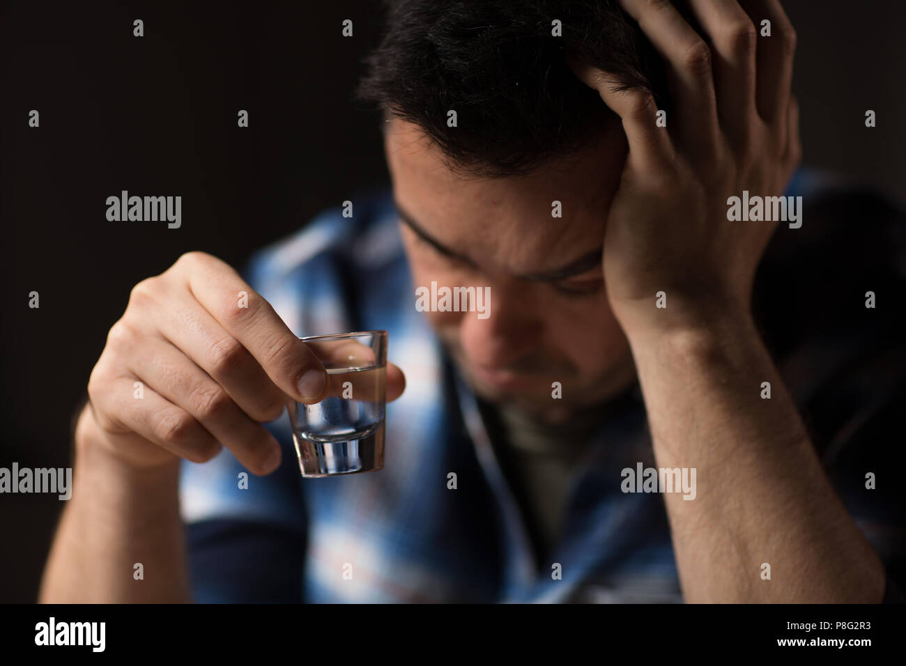 Close up dell uomo di bere alcolici o di vodka di notte Foto Stock