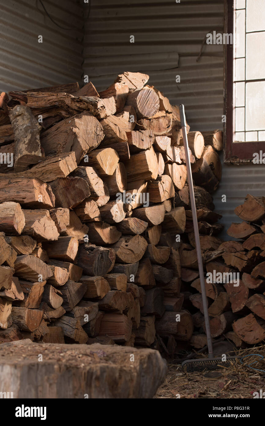 Legna da ardere impilati nella legnaia pronto per l'inverno Foto stock -  Alamy
