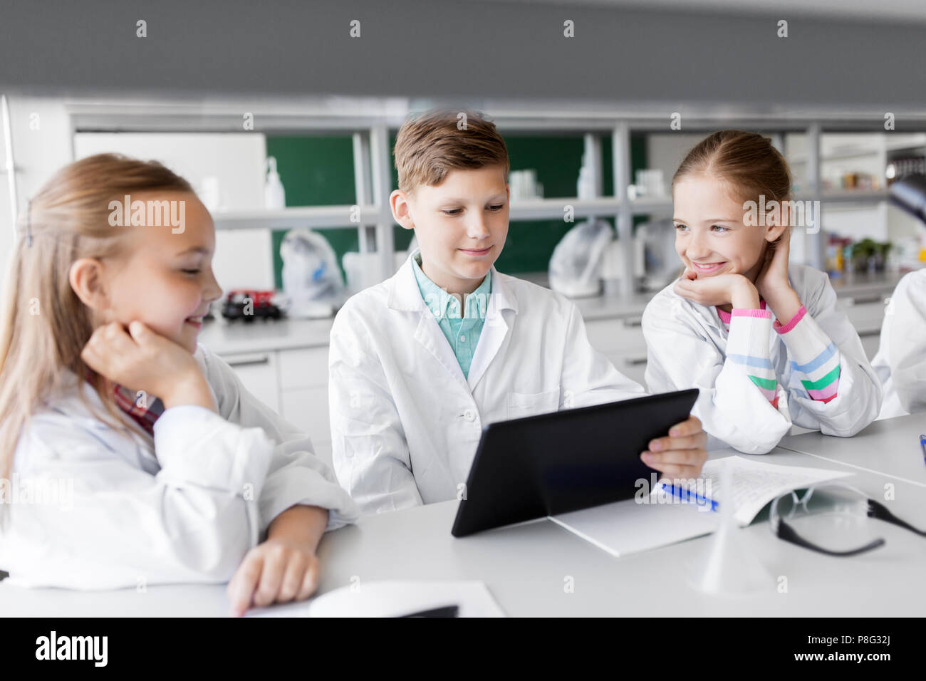 I bambini con tablet pc al laboratorio scolastico Foto Stock