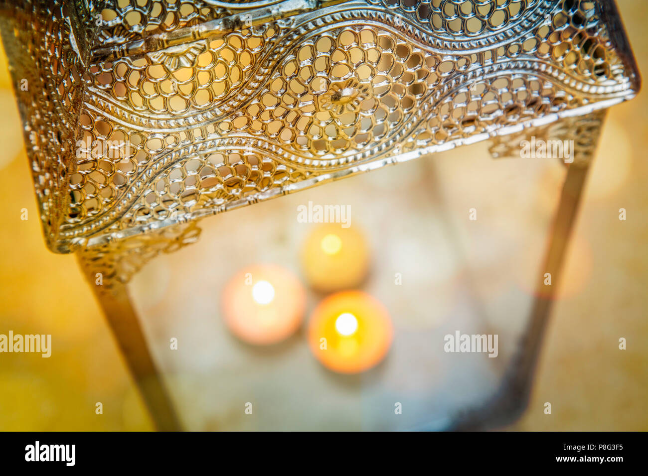 Lanterna portatile close-up con candele Foto Stock