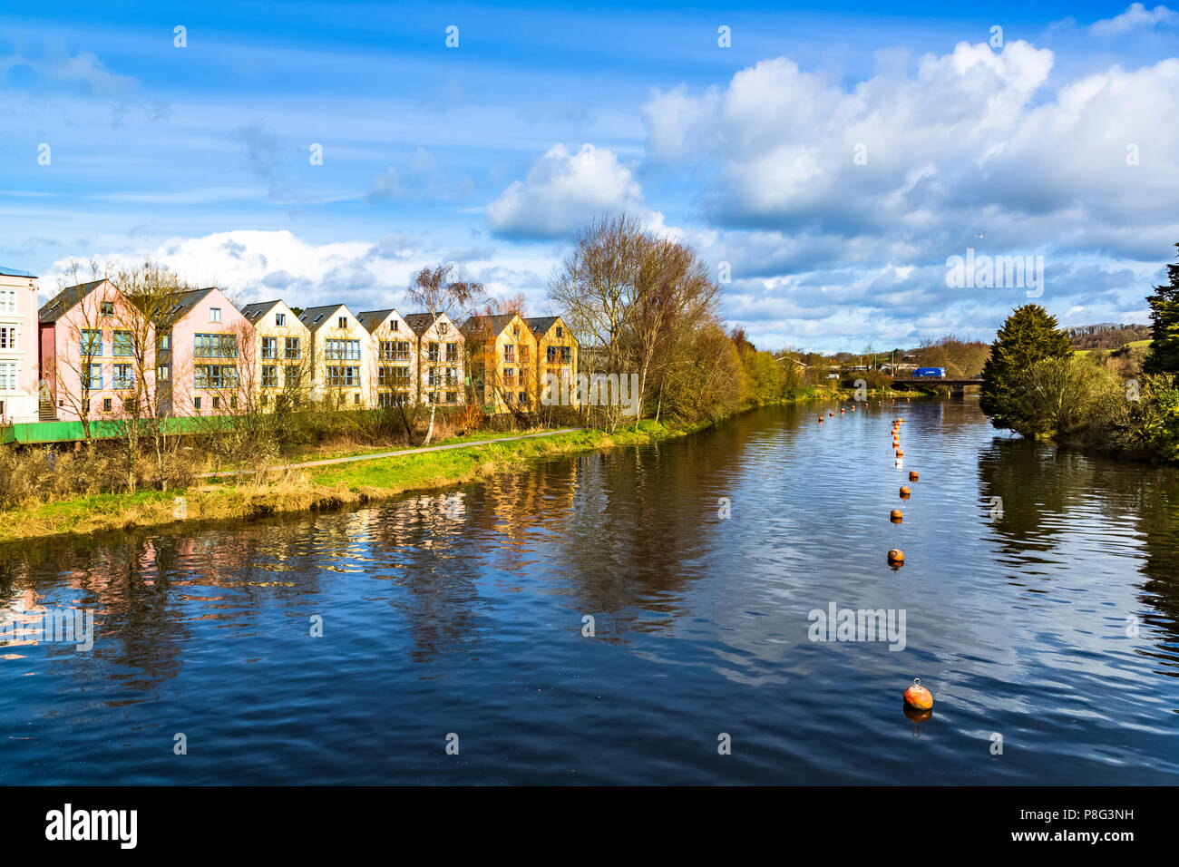 Nuovi appartamenti sul fiume Dart a Totnes, Devon. Foto Stock
