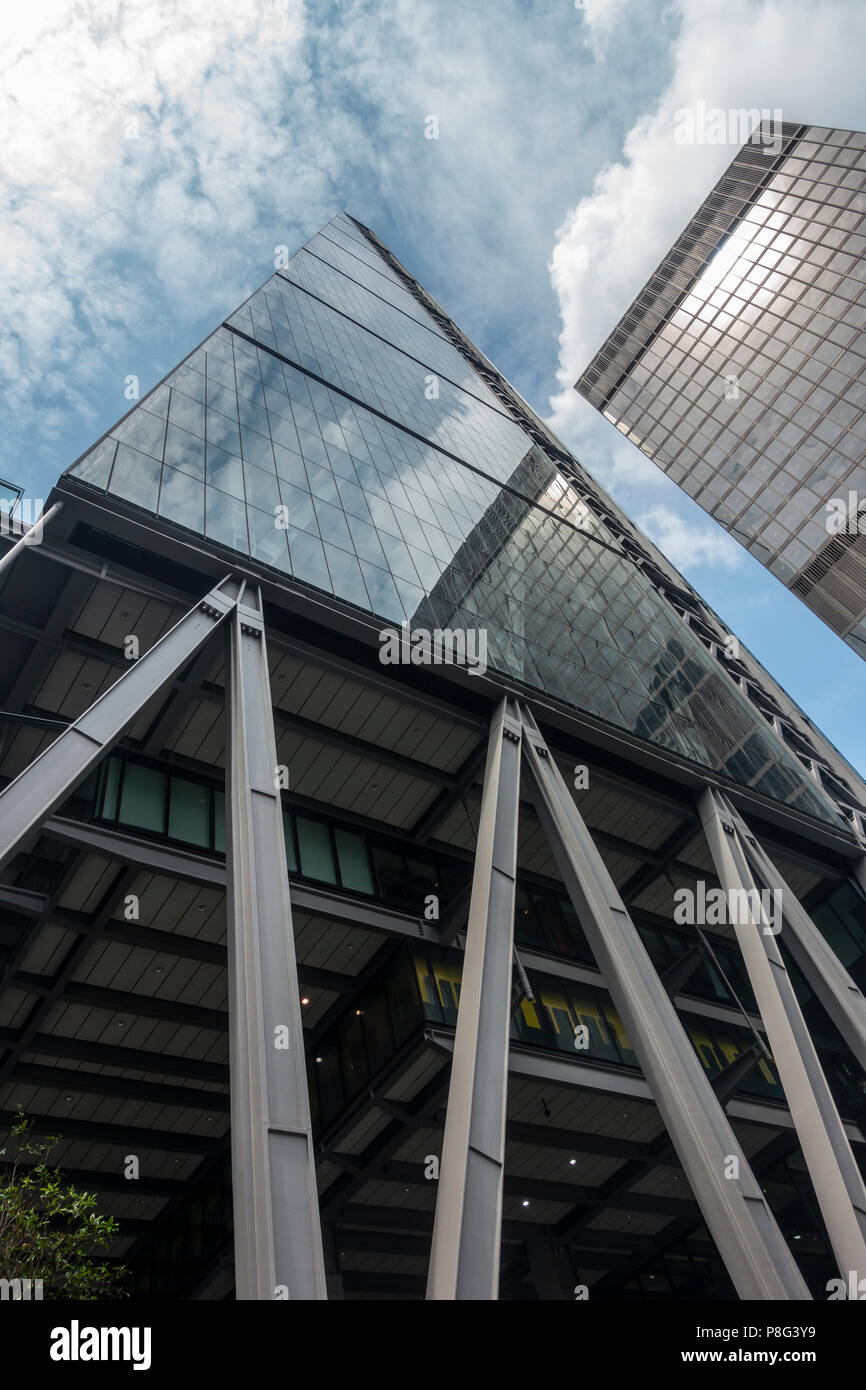 Guardando verso l'alto una nube testurizzati di cielo sopra il Leadenhall Building ("Cheesegrater') e St Helen's Tower, City of London, England, Regno Unito Foto Stock