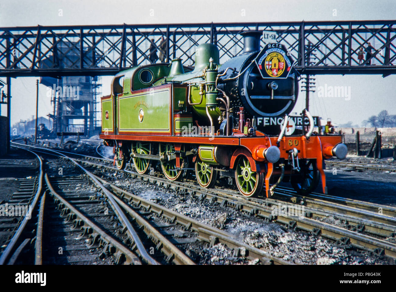 LT&SR Londra Tilbury e Southend Stazione Treno a vapore n. 80 "Thundersley' è una classe 79 di 4-4-2T serbatoio suburbane motori. Immagine presa Marzo 1956 Foto Stock