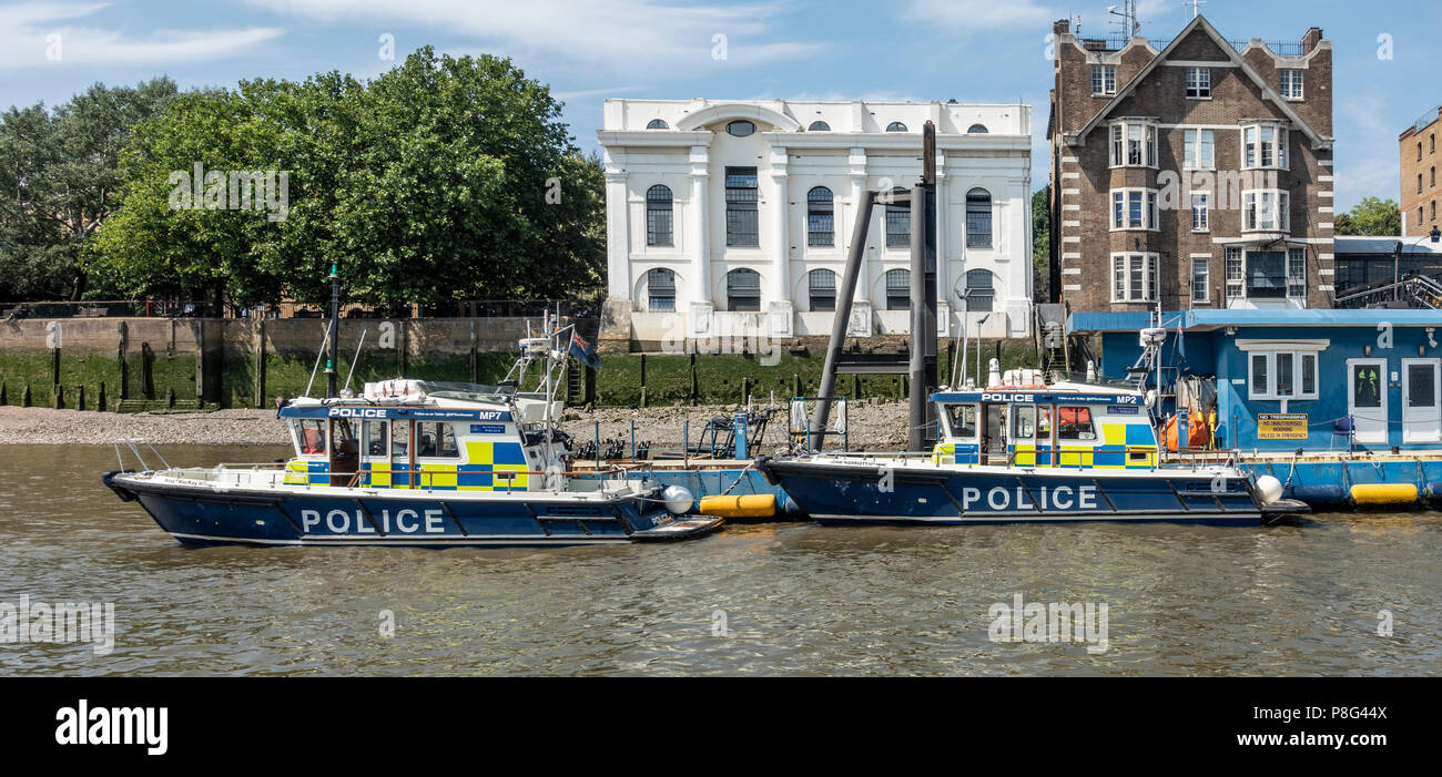 La Metropolitan Police Marine unità di polizia di pattugliamento MP7: Nina MacKay II e MP2, Giovanni Harriott IV, ormeggiata pronta per l'azione presso il molo, a Wapping Foto Stock